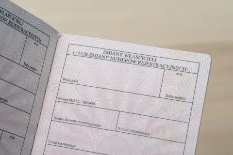 Strona z dokumentu pojazdu, gdzie wpisuje się zmiany właścicieli i numer rejestracyjny.