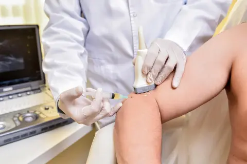 Médecin guidant une échographie pour une infiltration. L'effet de l'infiltration au bout de combien de temps est une question courante.