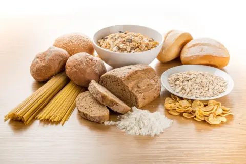 Chleb, bułki, makaron, płatki owsiane, musli i mąka. Zastanawiasz się nad **miesiąc bez glutenu efekty**?