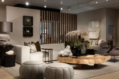 Ein stilvolles Wohnzimmer mit neutralen wandfarben trends. Ein beiges Sofa, ein rustikaler Holztisch und dekorative Elemente schaffen eine gemütliche Atmosphäre.