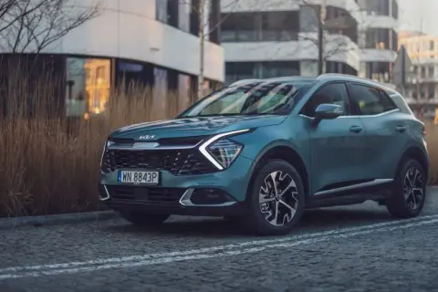 Nowe Kia Sportage w miejskiej scenerii. Czy warto sprawdzić kia sportage opinie przed zakupem?