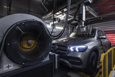 Szary Mercedes GLE na hamowni. Duży wentylator obok, a nad maską samochodu system pomiarowy. Testy silnika om647.