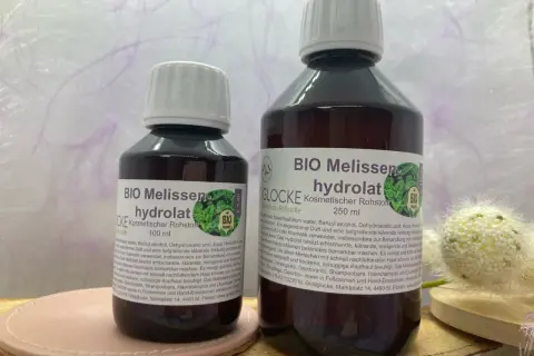 Zwei Flaschen BIO Melissenhydrolat, eines 100 ml, das andere 250 ml. Die Wirkung von Melissenhydrolat ist erfrischend und klärend.