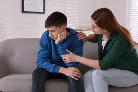Adolescente pensativo recibe apoyo. Ideas para actividades para trabajar la frustración en adolescentes.