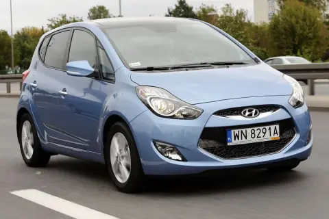 Niebieski Hyundai ix20 na drodze. Wiele osób szuka hyundai ix20 opinie, by dowiedzieć się więcej o tym modelu.