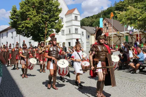 Römer marschieren mit Trommeln und Schilden beim Markt Kipfenberg.