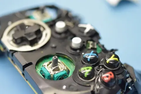 Jak rozebrać pada Xbox Series X i uniknąć uszkodzeń podczas naprawy
