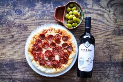 Jakie wino do pizzy? Idealne połączenia smakowe (Poradnik)