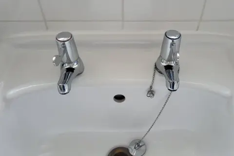 Dlaczego w Anglii są dwa krany? Zaskakujące powody tego zwyczaju
