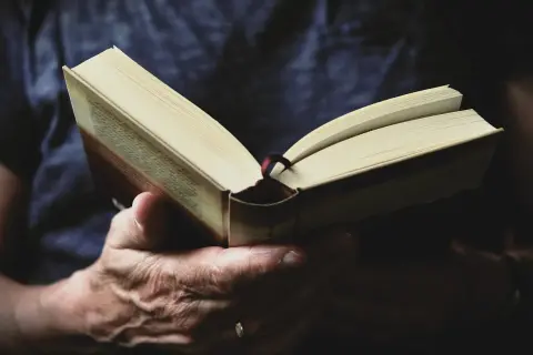 Fenomen Remigiusza Mroza: Anatomia bestsellerów w polskiej literaturze kryminalnej