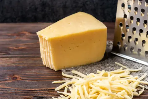Ile kcal ma plaster sera? Poznaj zaskakujące różnice w kaloriach