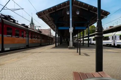 Pociąg Kraków-Balice: Który peron? Sprawdź, aby uniknąć problemów!
