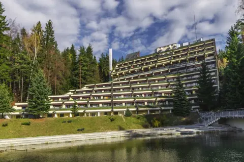 Hotel Granit w Szklarskiej Porębie, tarasowy budynek z widokiem na las i staw. Sprawdź cennik pobytu.