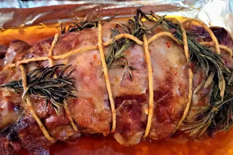 Pieczona jagnięcina z rozmarynem, jak z przepisu Ani Gotuje. Soczyste mięso, złocista skórka i aromatyczne zioła.