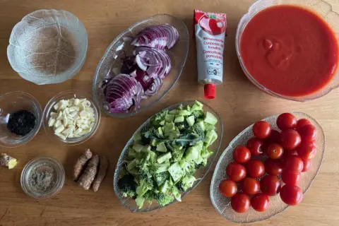 Zutaten für ein Gericht: Kirschtomaten, Brokkoli, Zwiebeln, Knoblauch, Ingwer, Gewürze und Tomatenmark mit viel Lycopin.