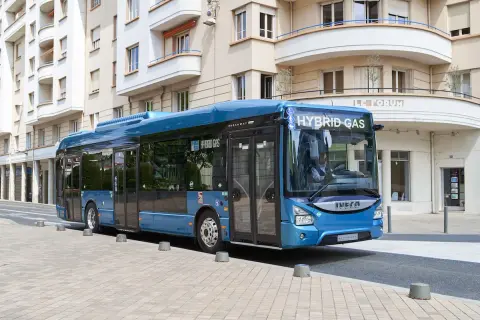 CNG i hybryda - co to jest i jak wpływają na środowisko?