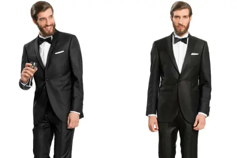 Uomo con tuxedo a sinistra, con bicchiere di champagne, e uomo con smoking a destra.