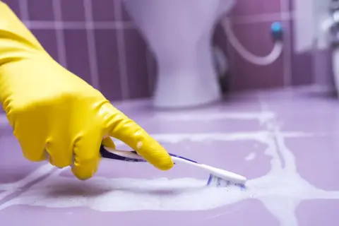Po jakim czasie zmywać fugę, aby uniknąć trudności z czyszczeniem?
