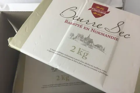 Emballage de beurre normandie, 2 kg, avec un dessin de village et le logo "Fléchard".