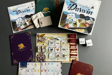 Brettspiel "Auf den Wegen von Darwin" mit Spielbrett, Karten, Büchern und Zubehör. Erkunde die Natur und entdecke die Evolution.