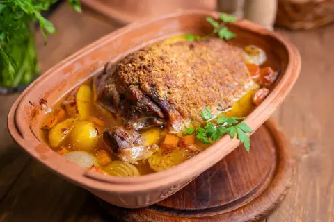Saftige Lammschulter mit knuspriger Kruste, geschmort mit Kartoffeln und Wurzelgemüse. Ein köstliches Lammschulter Rezept für Genießer.