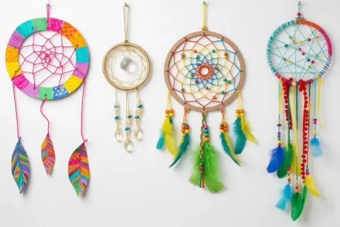 Quatre attrape-rêves colorés, un dessin attrape rêve facile, avec des plumes vives et des perles joyeuses.