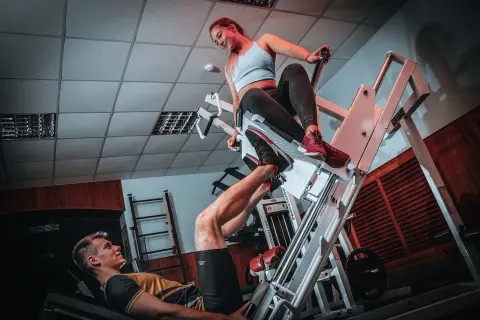 Para ćwiczy na suwnicy. Czy to crossfit czy siłownia?