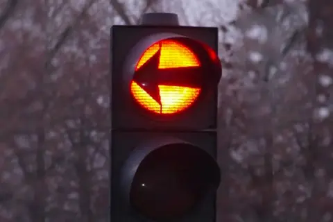 Czerwone światło sygnalizatora S3 z podświetloną strzałką w lewo.