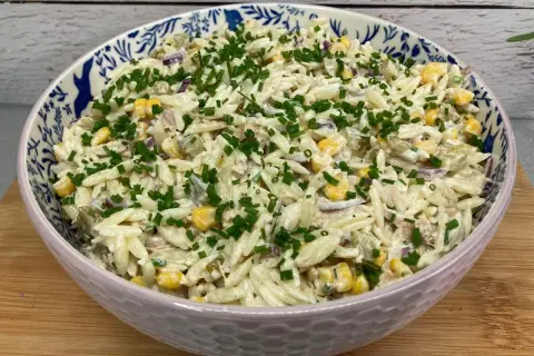 Boska sałatka z tuńczykiem i makaronem orzo, kukurydzą i szczypiorkiem. Idealna na szybki obiad.