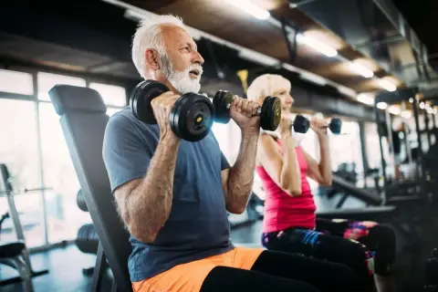 Seniorzy ćwiczą z hantlami. Chcesz wiedzieć, jak sprawdzić czy karta multisport jest aktywna? Zacznij od treningu!