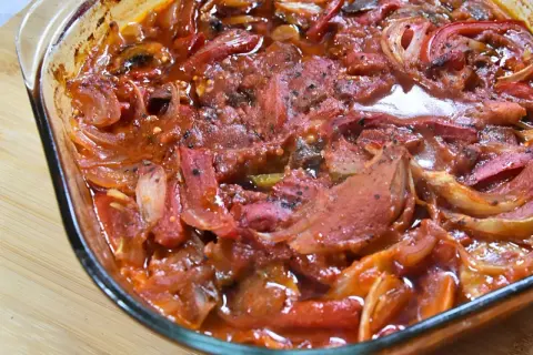 Karkówka po cygańsku, hit internetu, w sosie pomidorowym z cebulą i papryką, w szklanym naczyniu.