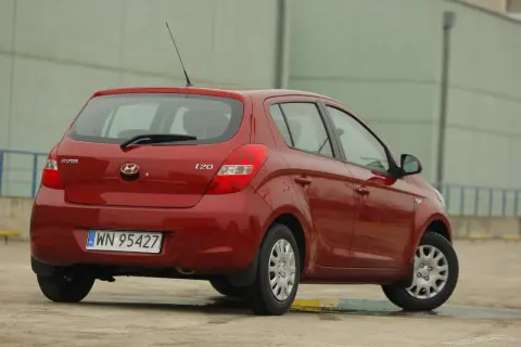Czerwony Hyundai i20, widok z tyłu. Czas na wymianę żarówki w tylnej lampie.