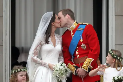 Il matrimonio William e Kate: la sposa bacia il principe William sul balcone, circondati da damigelle.