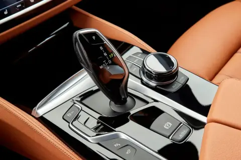 Palanca de cambio Steptronic BMW 8 velocidades en un interior de cuero marrón.
