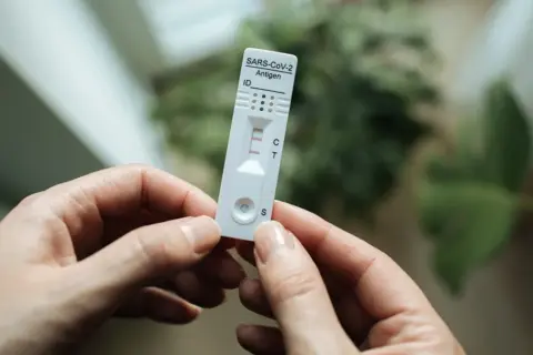 Dwie kreski na teście wskazują na pozytywny wynik testu na COVID.
