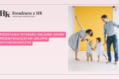 Rodzina z dwójką dzieci na tle żółtej kurtyny.