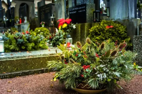 Jak zrobić stroiki na cmentarz - proste sposoby na piękne dekoracje