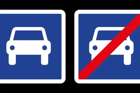 Panneau de début et de fin de route à accès réglementé.