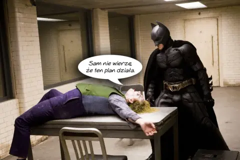 Batman Nolana patrzy na leżącego Jokera. Joker mówi: "Sam nie wierzę, że ten plan działa.