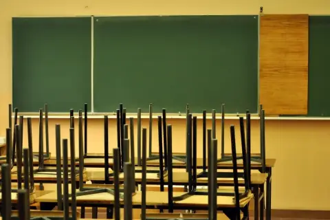 Puste krzesła odwrócone na ławkach w sali lekcyjnej. Cisza i spokój, kiedy jest przerwa świąteczna wielkanocna.