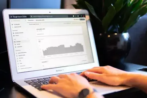 Jak sprawdzić statystyki strony internetowej i poprawić jej wyniki