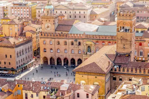Widok na Piazza Maggiore w Bolonii, skąd łatwo zaplanować, jak dojechać z Bolonii do Florencji.