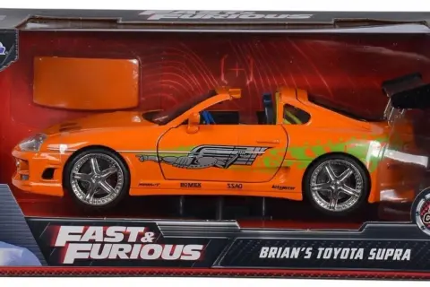 Pomarańczowa Toyota Supra Briana z Szybkich i Wściekłych w pudełku. Zastanawiasz się, ile kosztuje Toyota Supra?