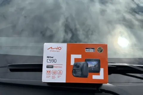 Mio MiVue C590 STARVIS Dash Cam w opakowaniu, gotowy do montażu. Full HD, Night Vision, GPS.