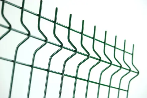 Rete metallica verde con un design ondulato, simile a un virtual fencing, su sfondo bianco.