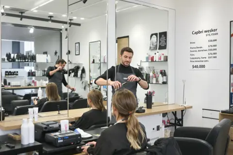 Ile można zarobić na salonie fryzjerskim? Kluczowe czynniki i przykłady zarobków
