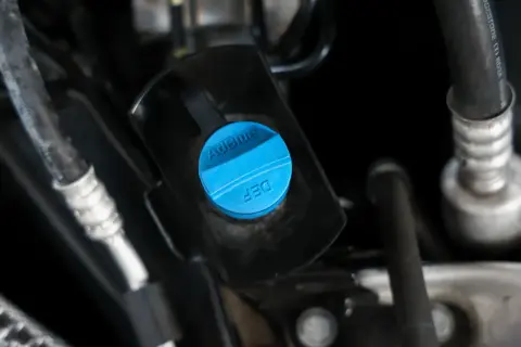 Niebieska nakrętka z napisem AdBlue i DEF, wskazująca na zbiornik płynu AdBlue co to jest, kluczowy dla nowoczesnych diesli.