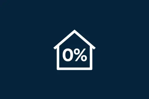 Biały zarys domu z napisem "0%" w środku. Symbolizuje kredyt bez wkładu własnego, marzenie o własnym M staje się realne.