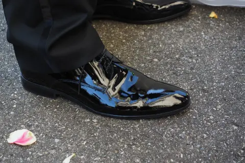 Idealne buty do smokingu? Poznaj żelazne zasady Black Tie