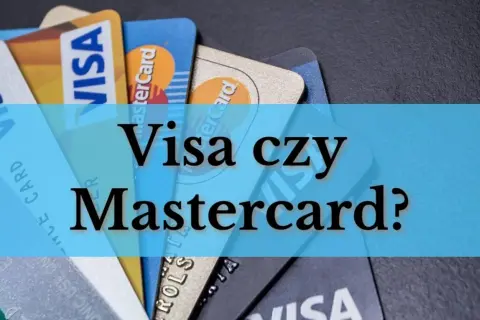 Stos kart kredytowych, w tym Visa i Mastercard, z pytaniem "Visa czy Mastercard?" na niebieskim tle.